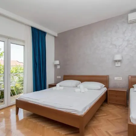 Apartment Antonio - With Balcony 2 *